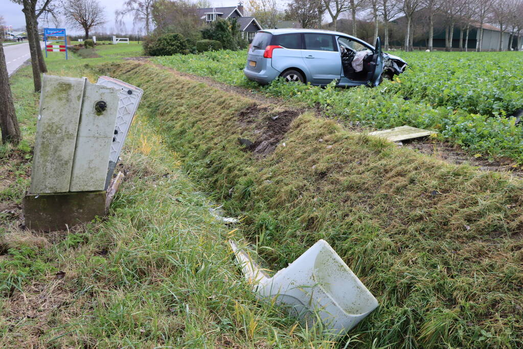 Persoon zwaargewond nadat auto in weiland belandt
