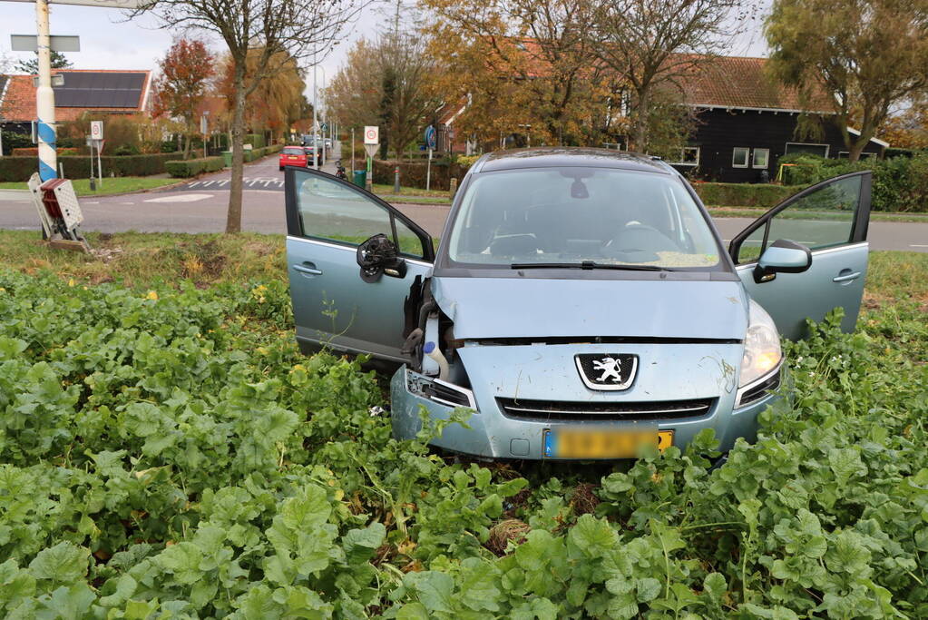 Persoon zwaargewond nadat auto in weiland belandt