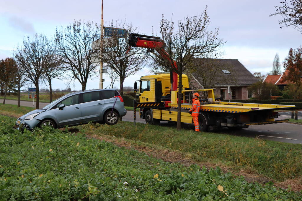 Persoon zwaargewond nadat auto in weiland belandt