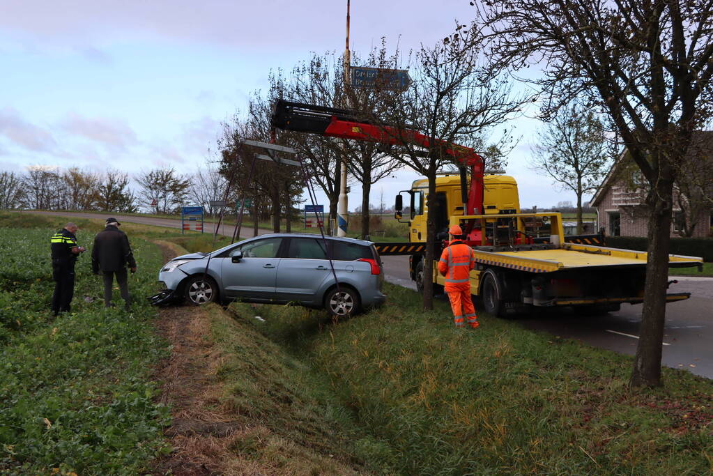 Persoon zwaargewond nadat auto in weiland belandt