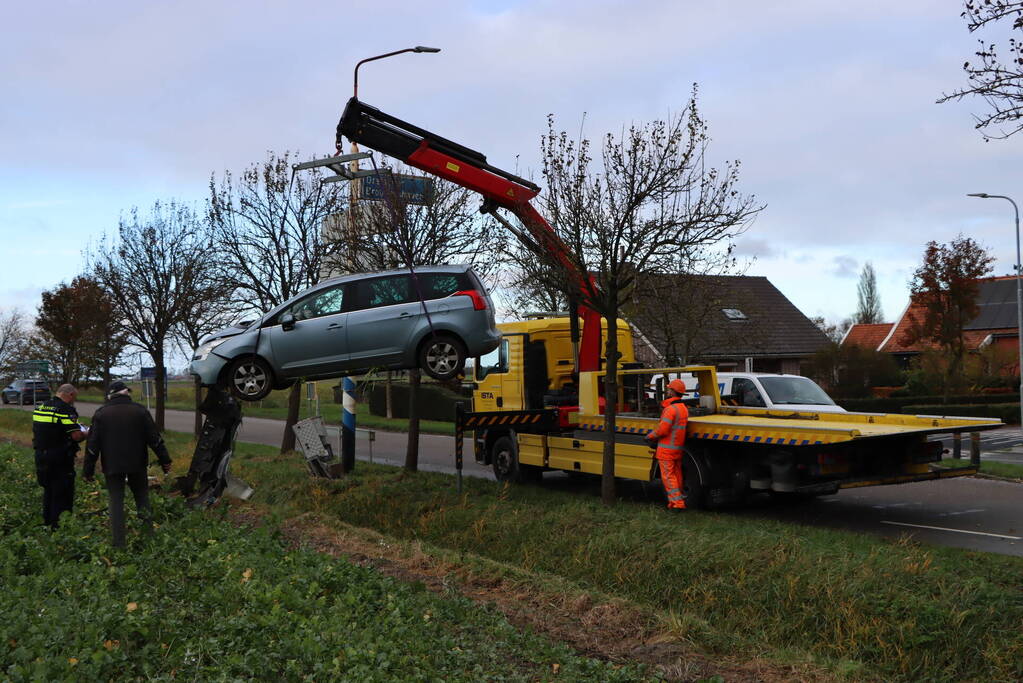 Persoon zwaargewond nadat auto in weiland belandt