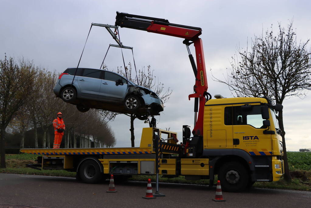 Persoon zwaargewond nadat auto in weiland belandt