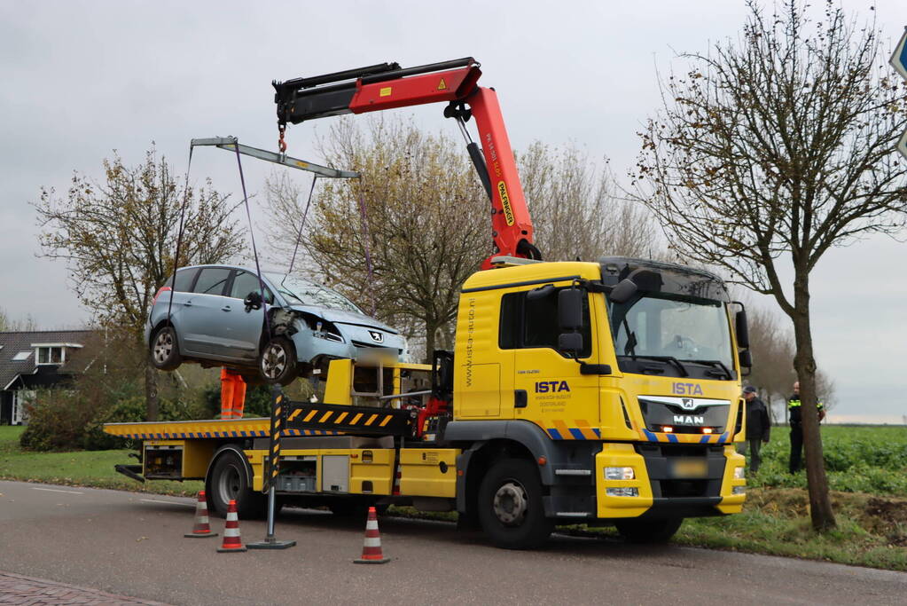 Persoon zwaargewond nadat auto in weiland belandt
