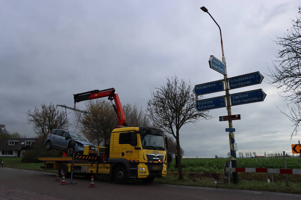 Persoon zwaargewond nadat auto in weiland belandt