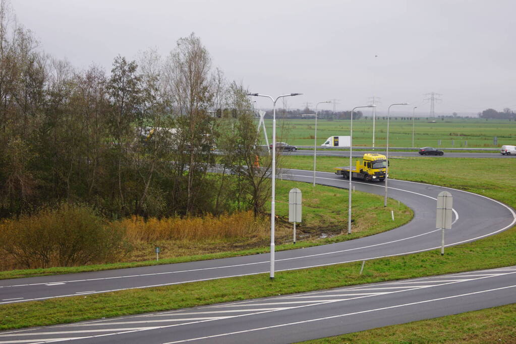 Automobilist rijdt zich vast in het gras