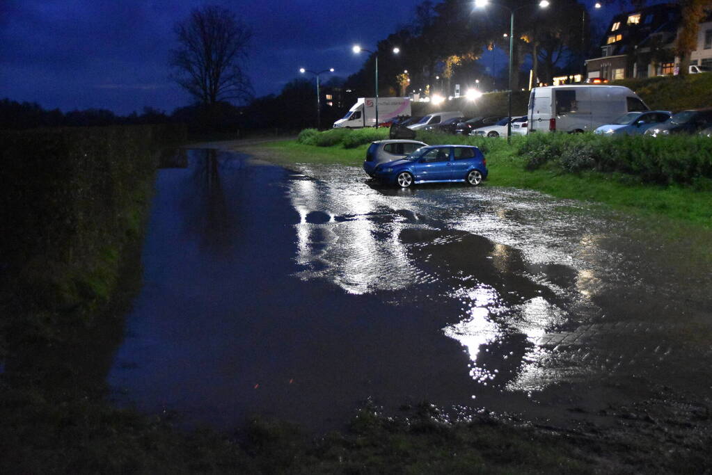 Parkeerterrein onder water door leidingbreuk