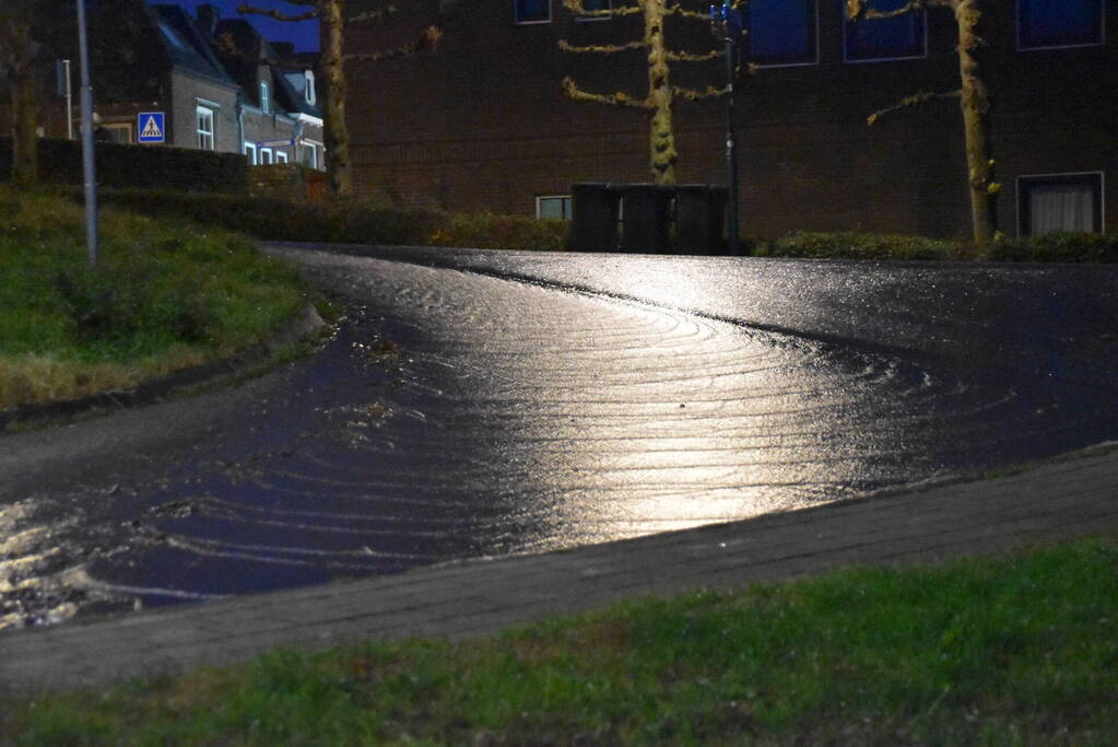 Parkeerterrein onder water door leidingbreuk