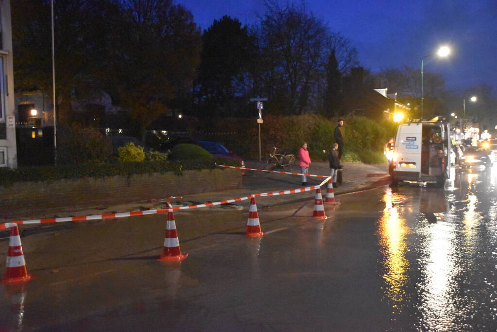 Parkeerterrein onder water door leidingbreuk