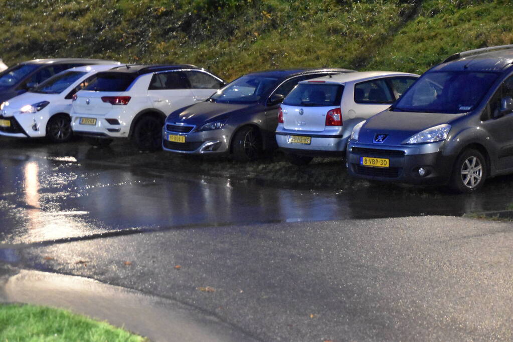 Parkeerterrein onder water door leidingbreuk