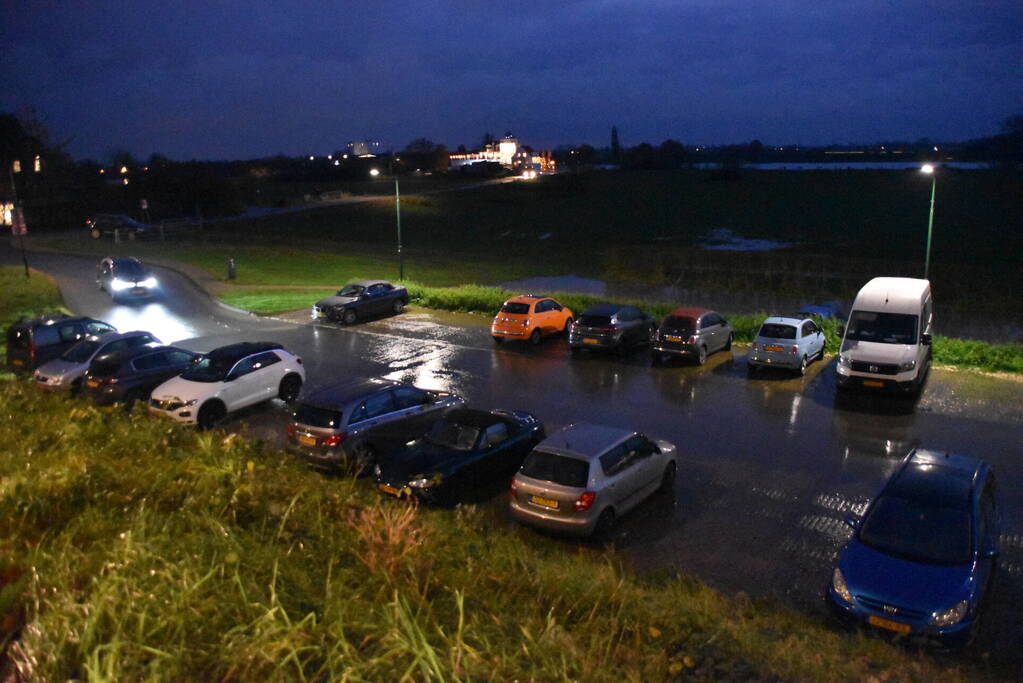 Parkeerterrein onder water door leidingbreuk