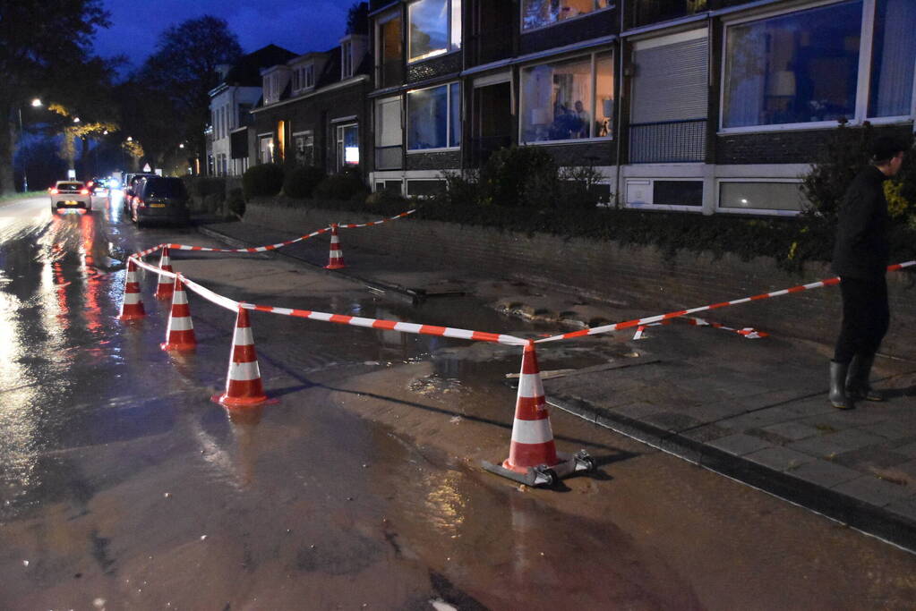 Parkeerterrein onder water door leidingbreuk