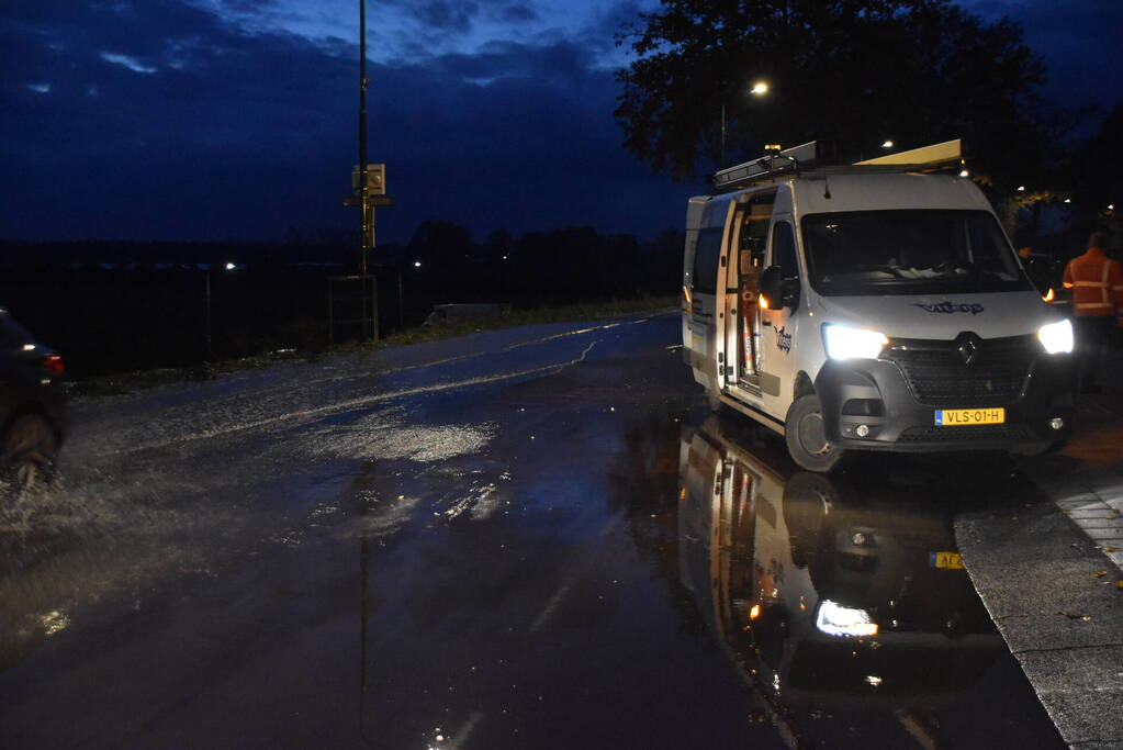 Parkeerterrein onder water door leidingbreuk