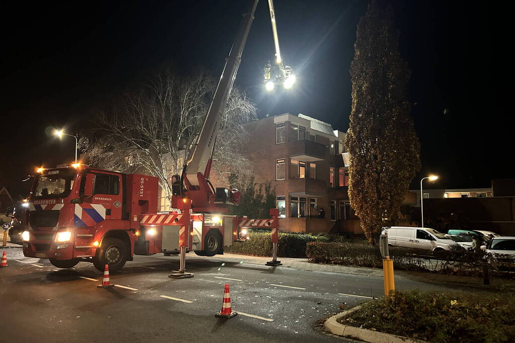 Brandweer inspecteert flat na brandmelding