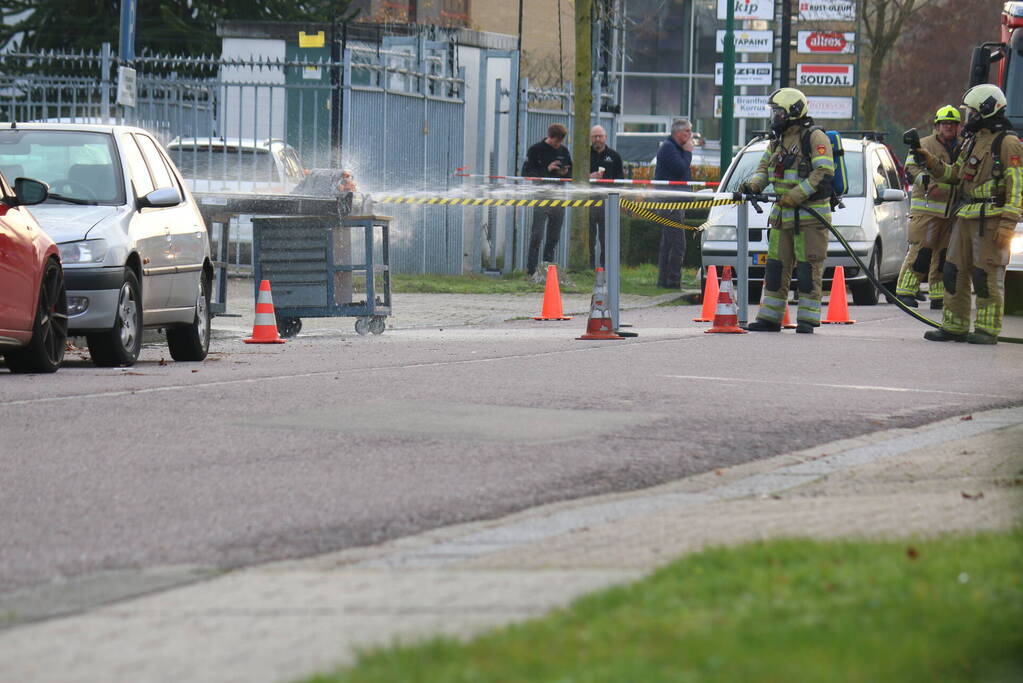 Accu vat vlam op werkbank