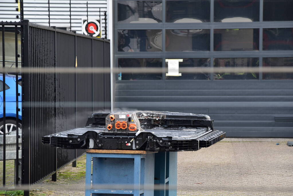 Accu vat vlam op werkbank