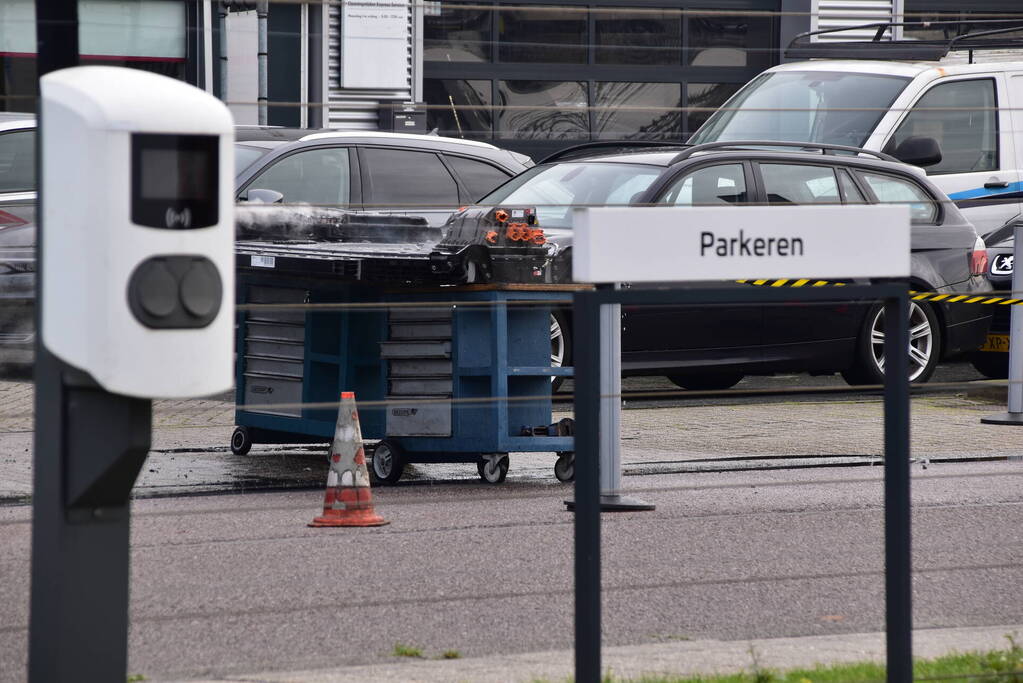 Accu vat vlam op werkbank