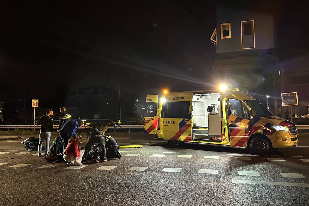Brommerrijder ernstig gewond bij botsing met auto