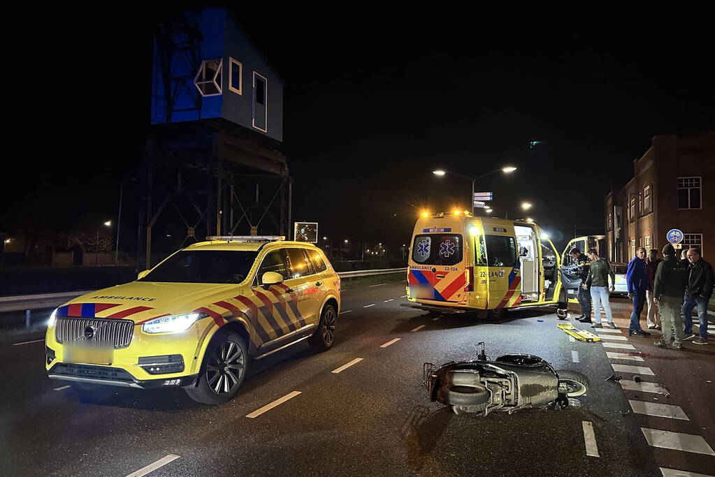 Brommerrijder ernstig gewond bij botsing met auto