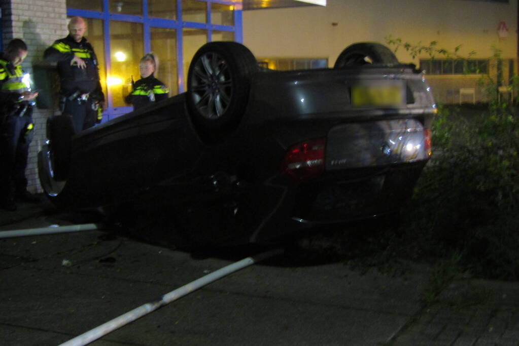 Bestuurder raakt macht over stuur kwijt, auto belandt op zijn kop