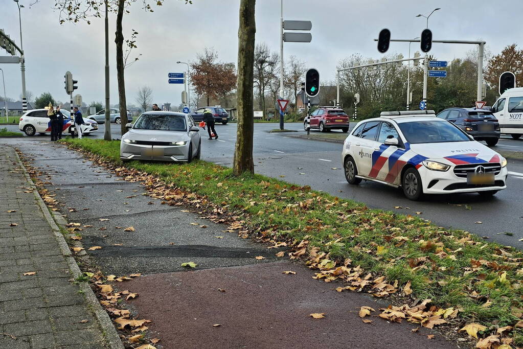 Personenauto vliegt uit de bocht en klapt op lantaarnpaal