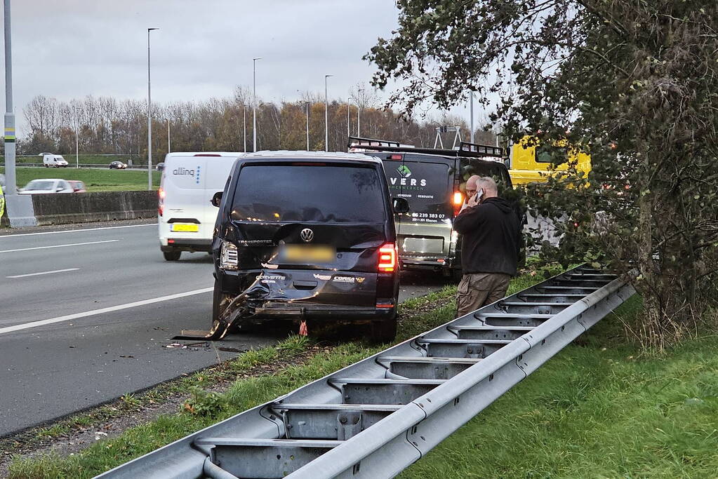 Fikse schade bij kop-staartbotsing tussen bestelbussen