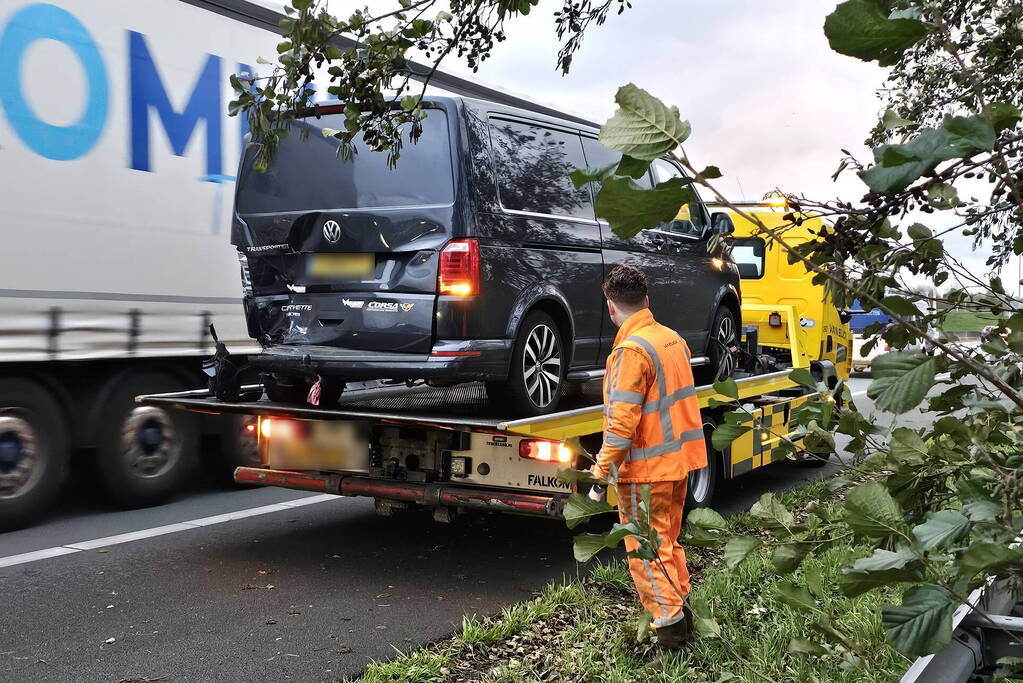 Fikse schade bij kop-staartbotsing tussen bestelbussen