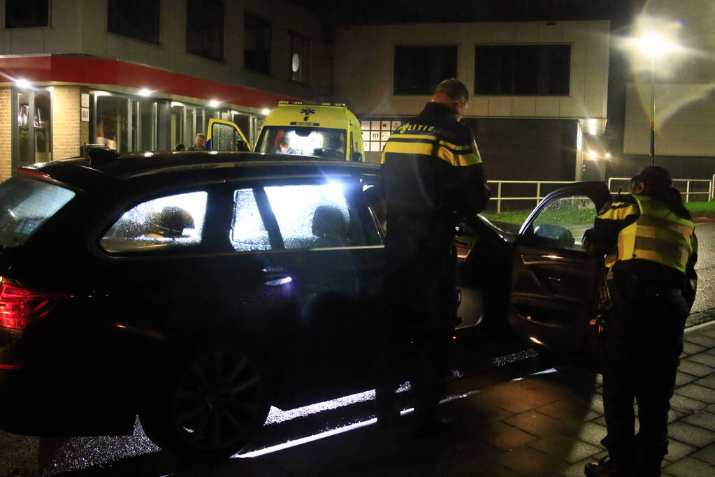 Automobilist botst op paal en boom