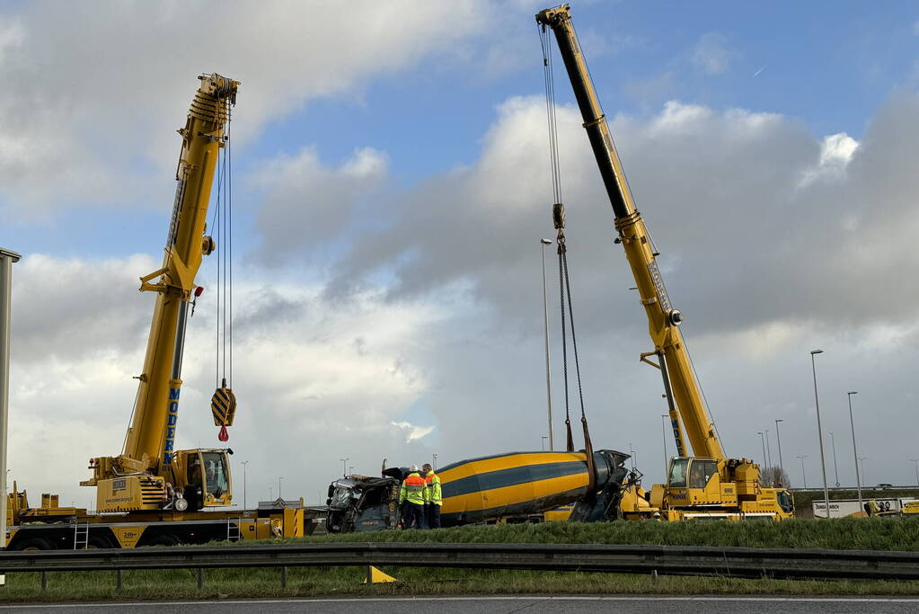 Berging gekantelde betonmixer in volle gang