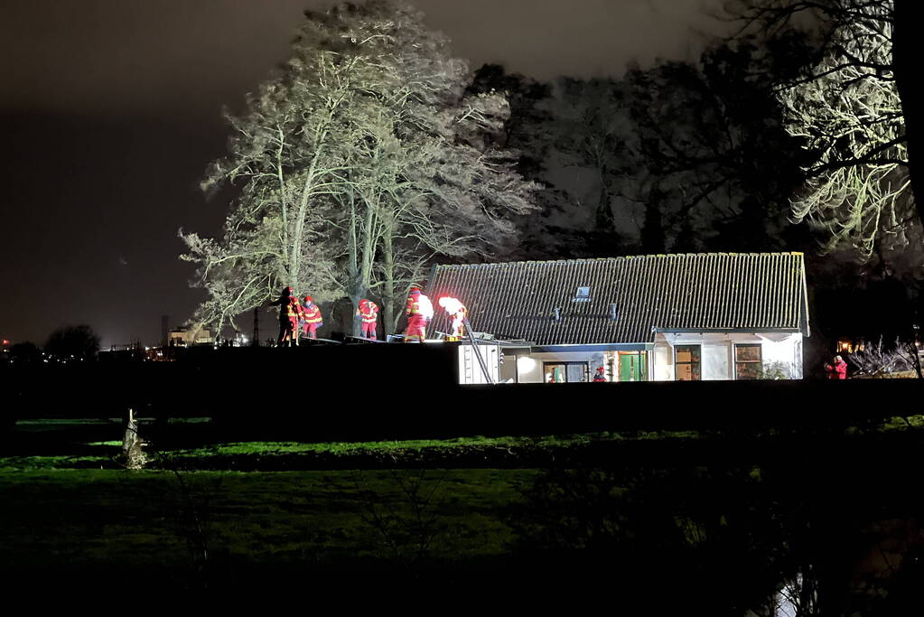 Zonnepanelen dreigen van aanbouw te waaien