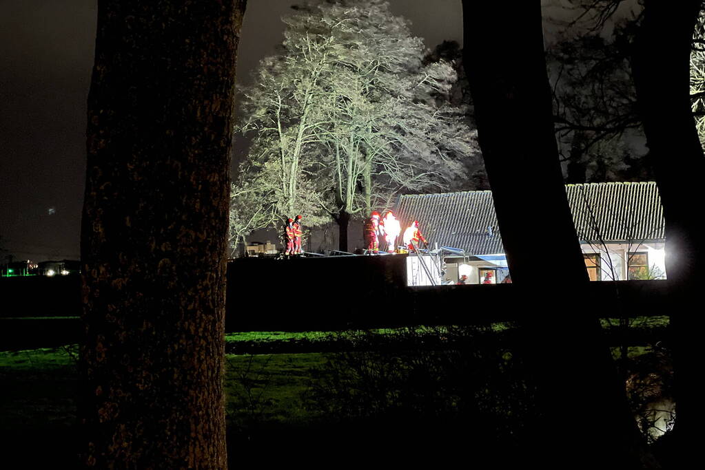 Zonnepanelen dreigen van aanbouw te waaien