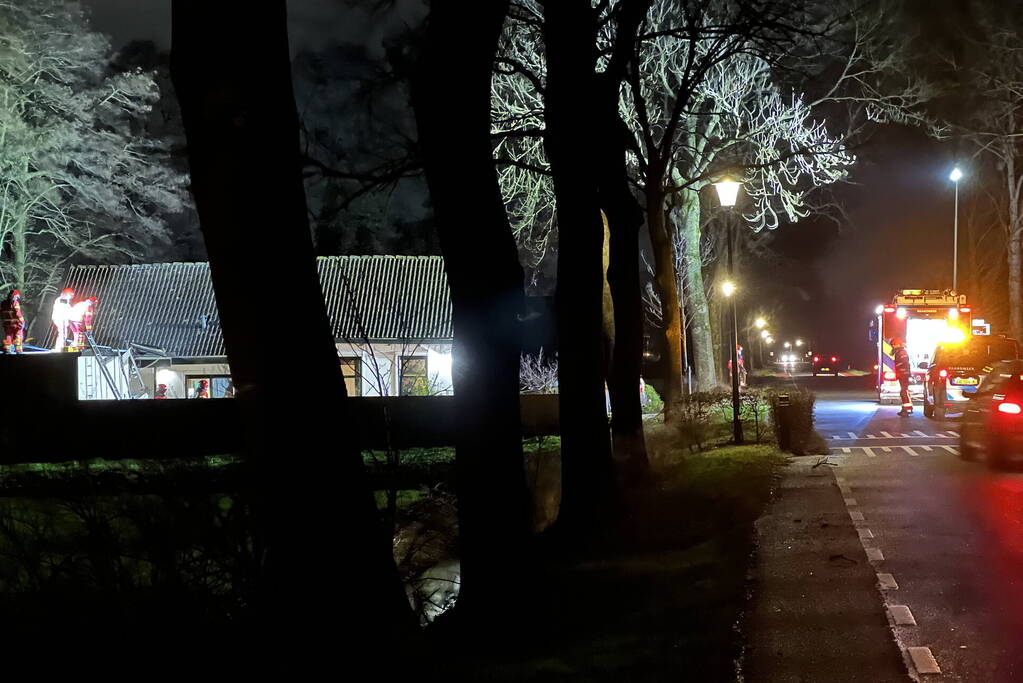 Zonnepanelen dreigen van aanbouw te waaien