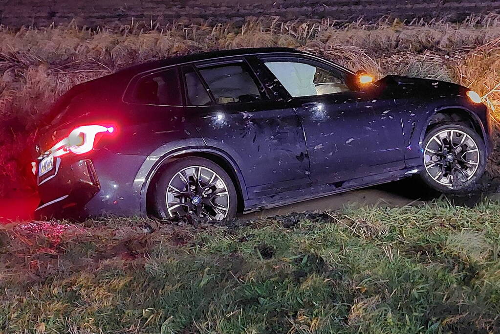 Automobilist belandt in sloot