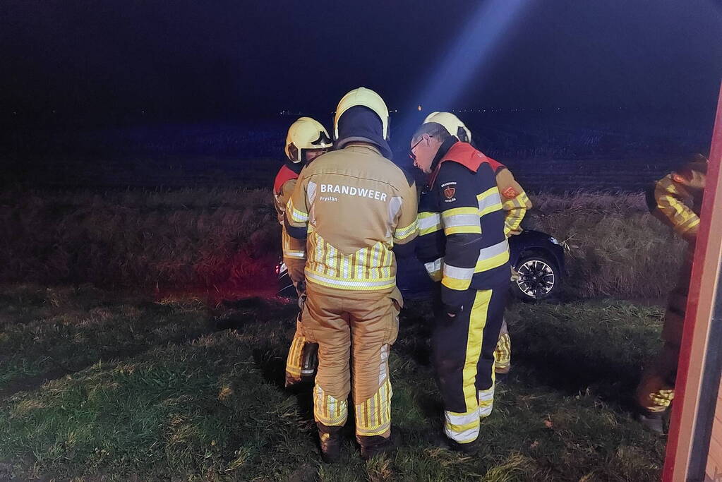 Automobilist belandt in sloot