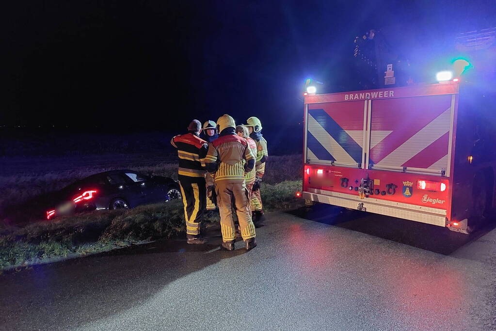 Automobilist belandt in sloot