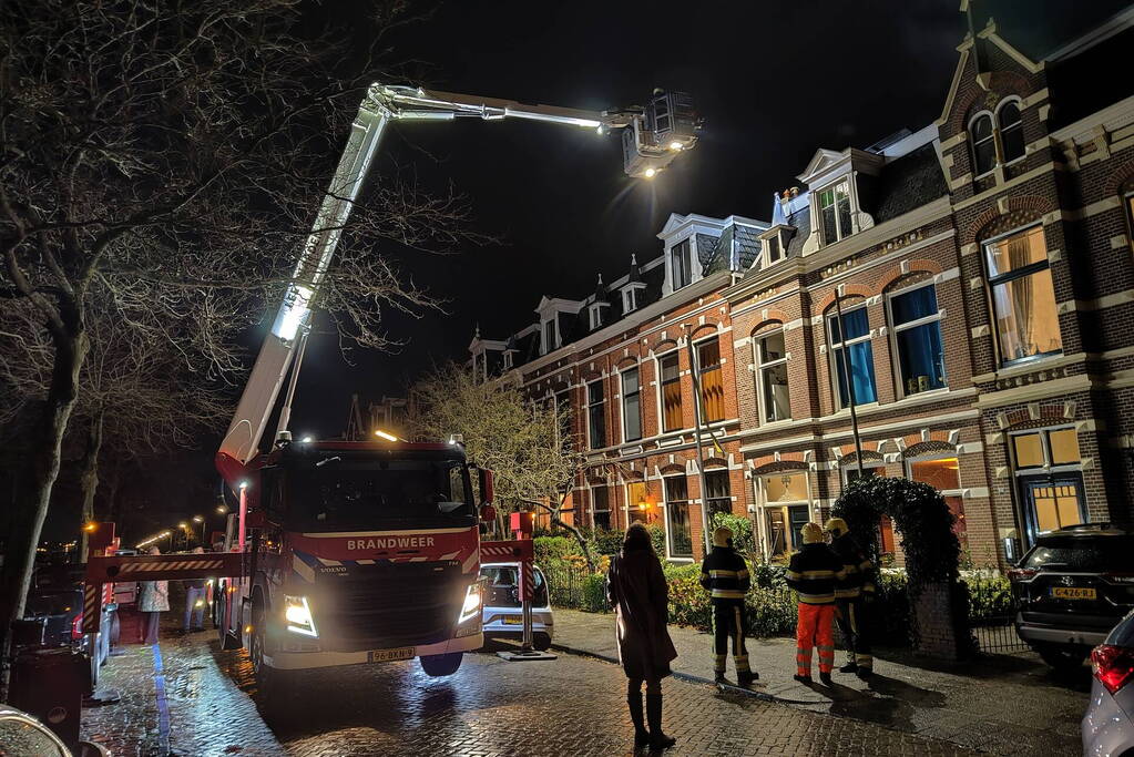 Brandweer ingezet voor stormschade bij twee woningen