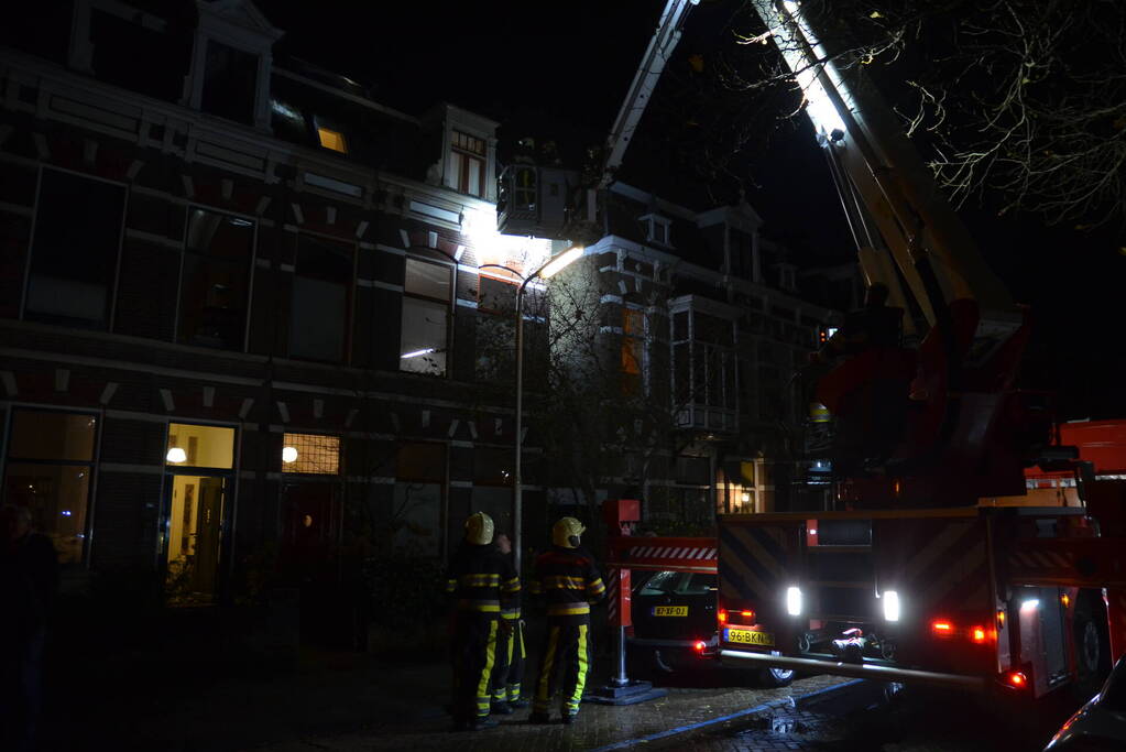 Brandweer ingezet voor stormschade bij twee woningen
