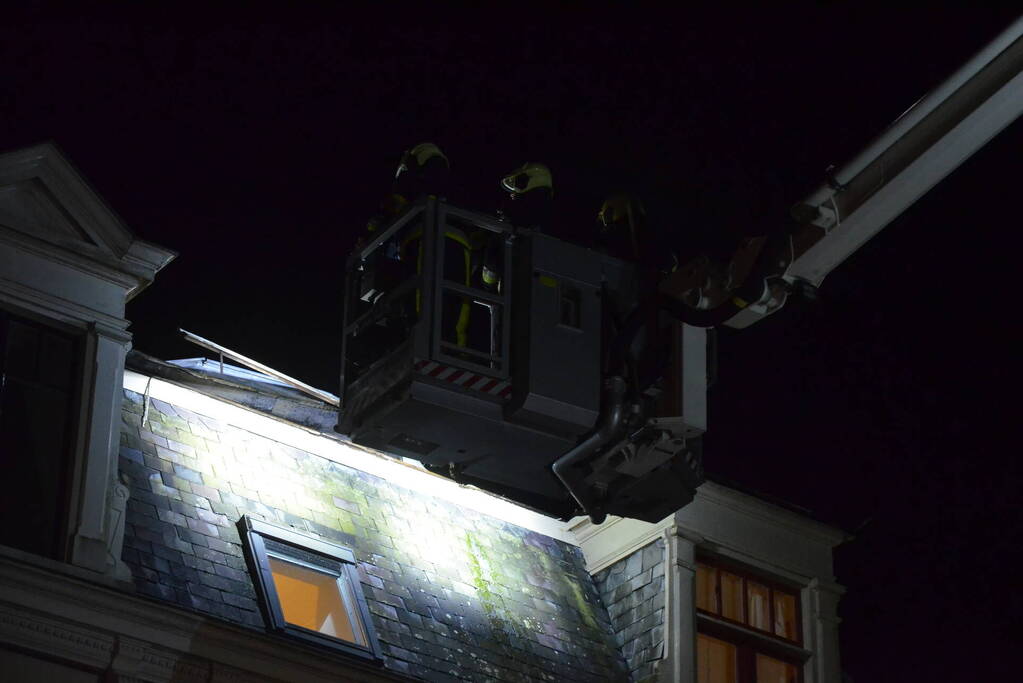 Brandweer ingezet voor stormschade bij twee woningen