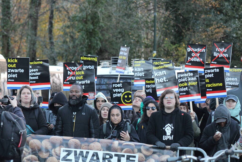 Veel politie aanwezig tijdens protest kick out zwarte piet bij intocht