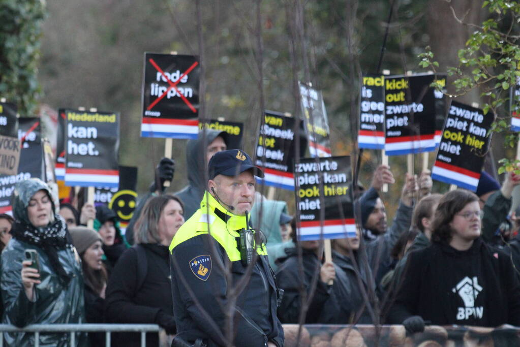 Veel politie aanwezig tijdens protest kick out zwarte piet bij intocht