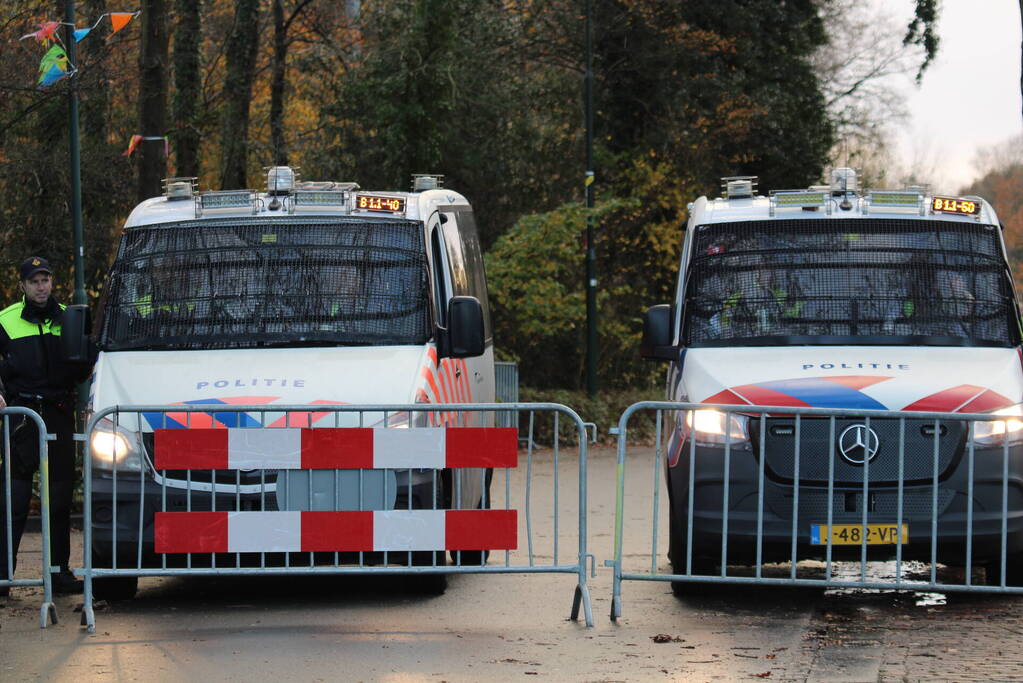 Veel politie aanwezig tijdens protest kick out zwarte piet bij intocht
