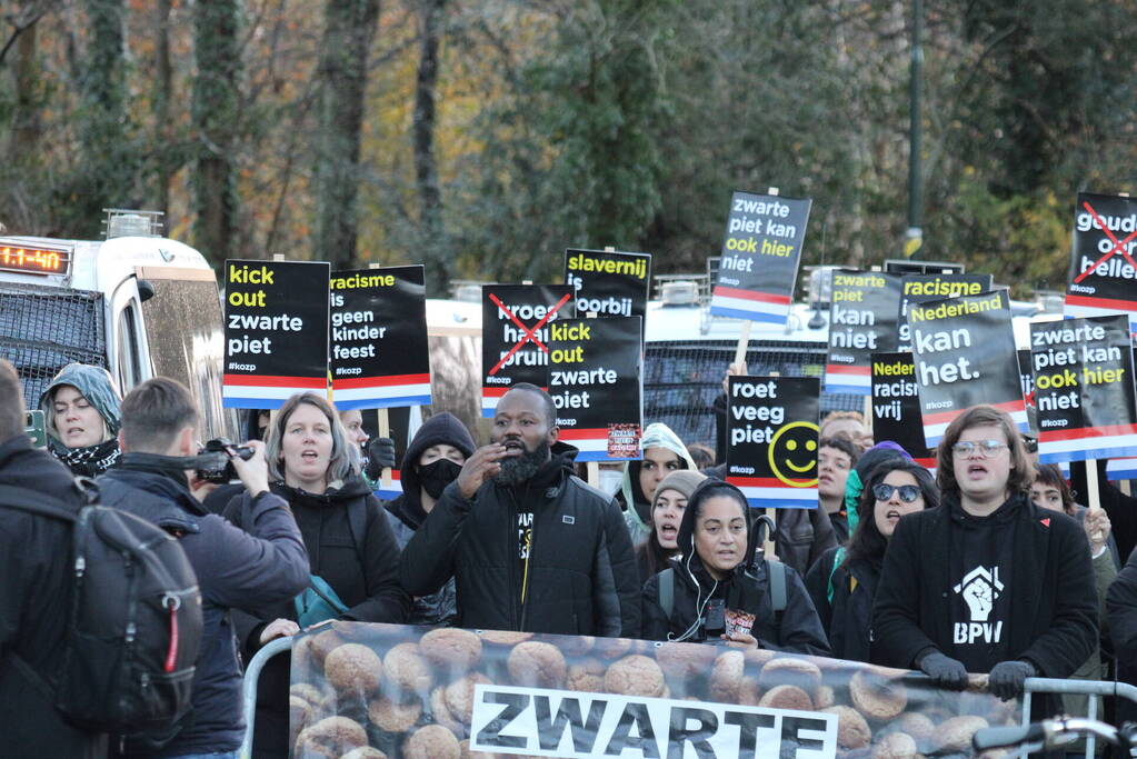 Veel politie aanwezig tijdens protest kick out zwarte piet bij intocht