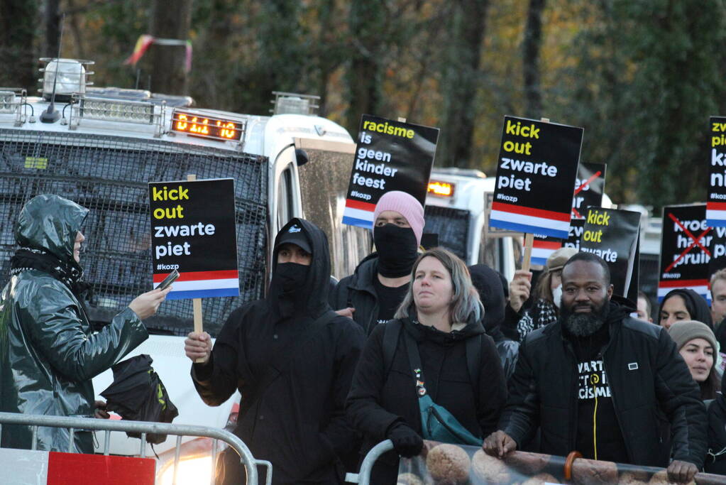 Veel politie aanwezig tijdens protest kick out zwarte piet bij intocht