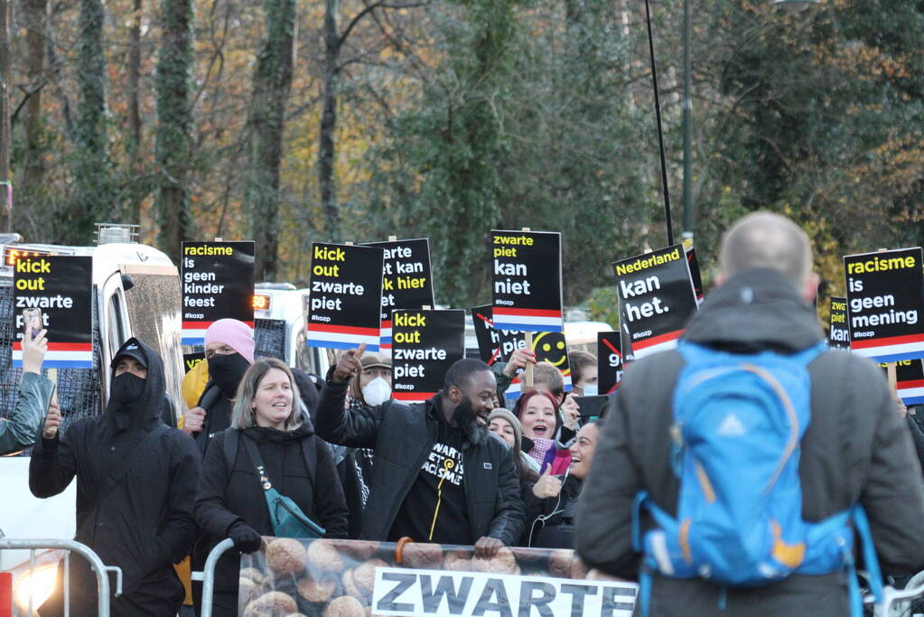 Veel politie aanwezig tijdens protest kick out zwarte piet bij intocht