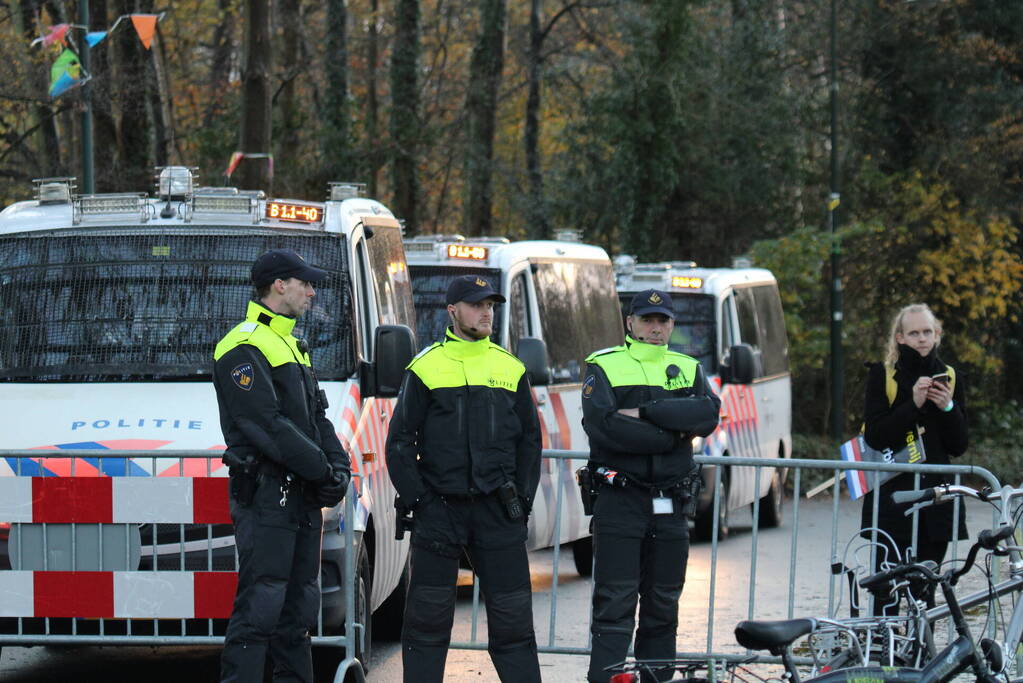 Veel politie aanwezig tijdens protest kick out zwarte piet bij intocht