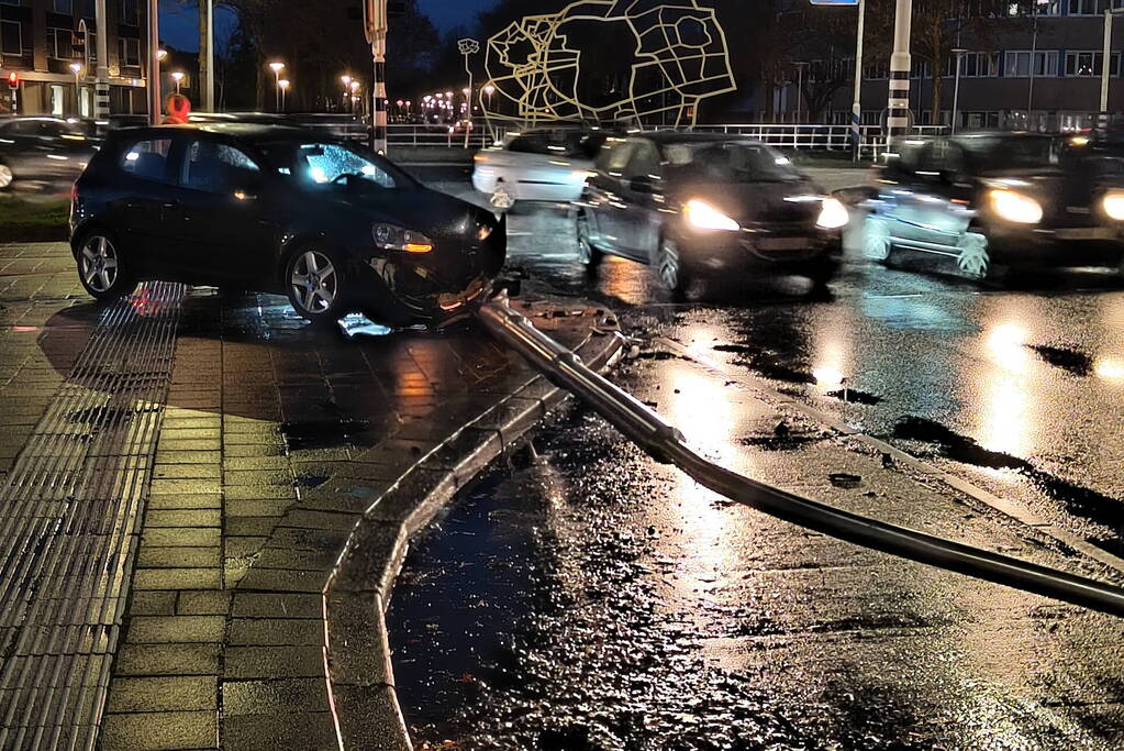 Automobilist rijdt lantaarnpaal omver
