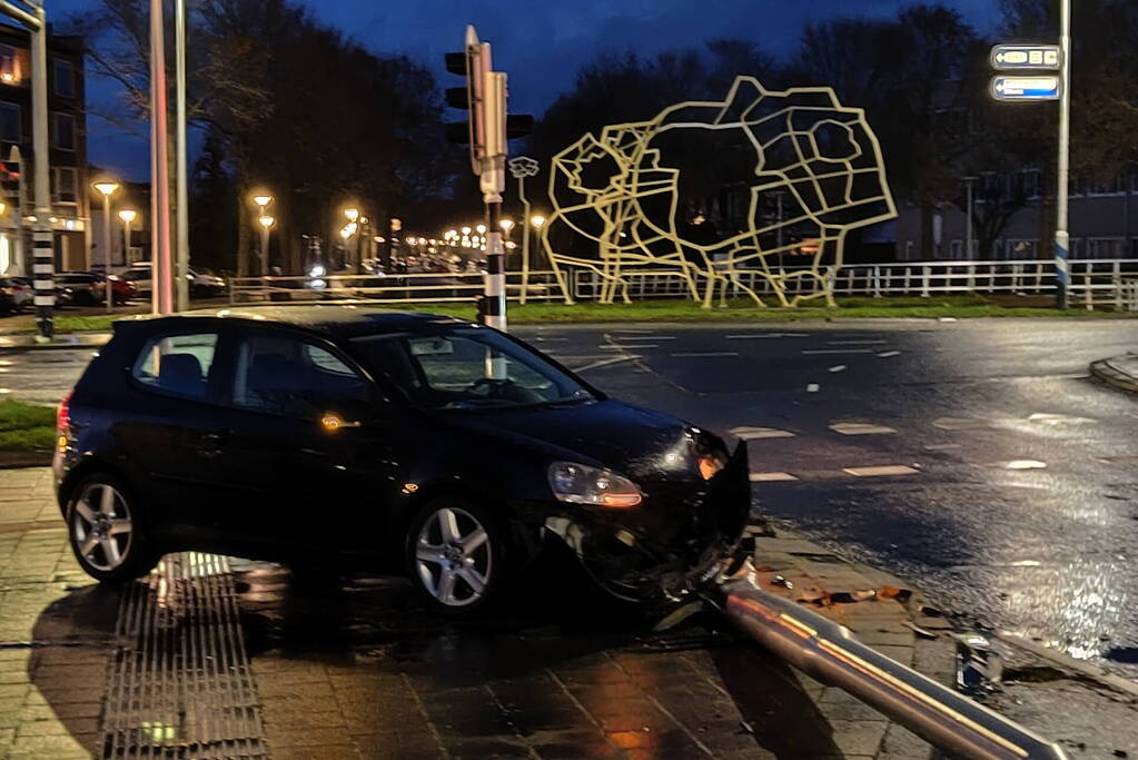 Automobilist rijdt lantaarnpaal omver