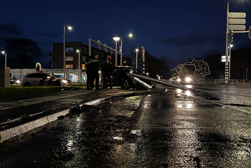 Automobilist rijdt lantaarnpaal omver