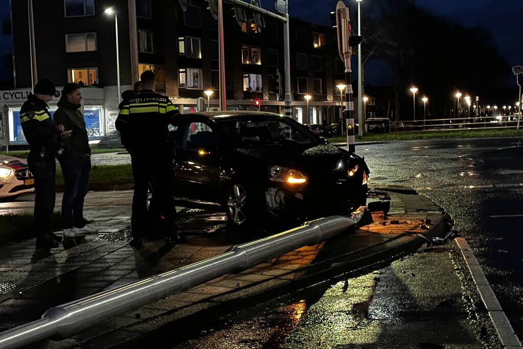 Automobilist rijdt lantaarnpaal omver