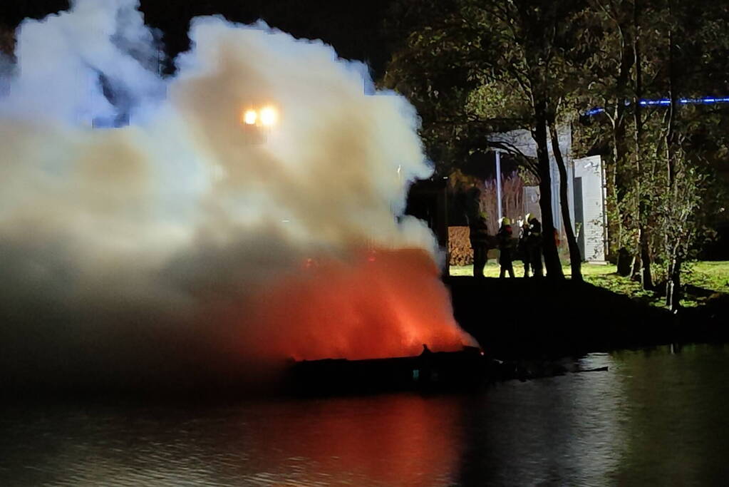 Boot volledig verwoest door uitslaande brand
