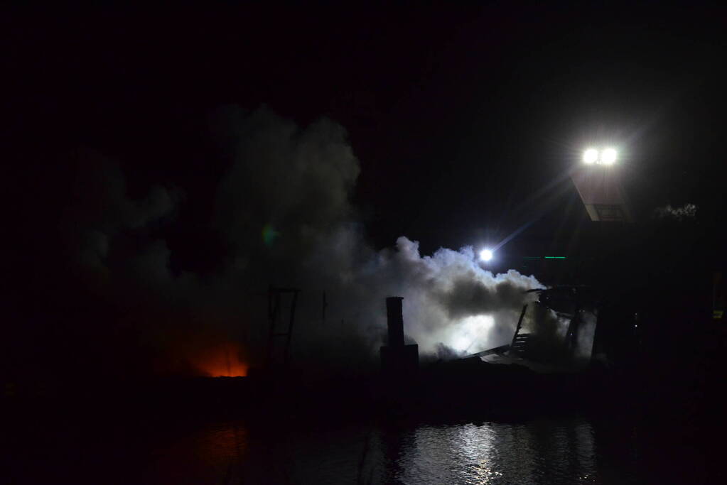 Boot volledig verwoest door uitslaande brand